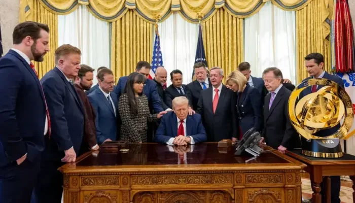 3752328870-trump-oracao